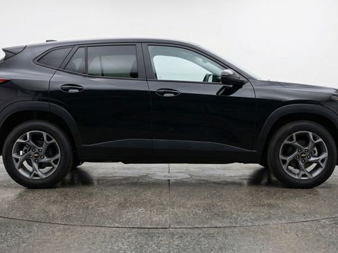 Used 2025 Chevrolet Trax LT w/ LT Convenience Package FWD image 11