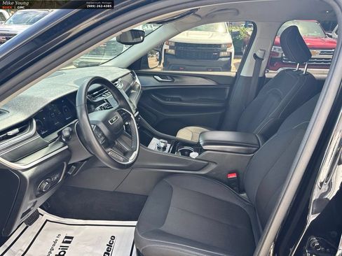 Used 2023 Jeep Grand Cherokee Laredo AWD/4WD image 16