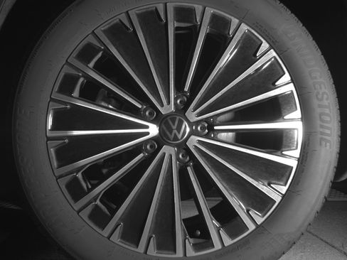 Used 2025 Volkswagen Taos SE image 12