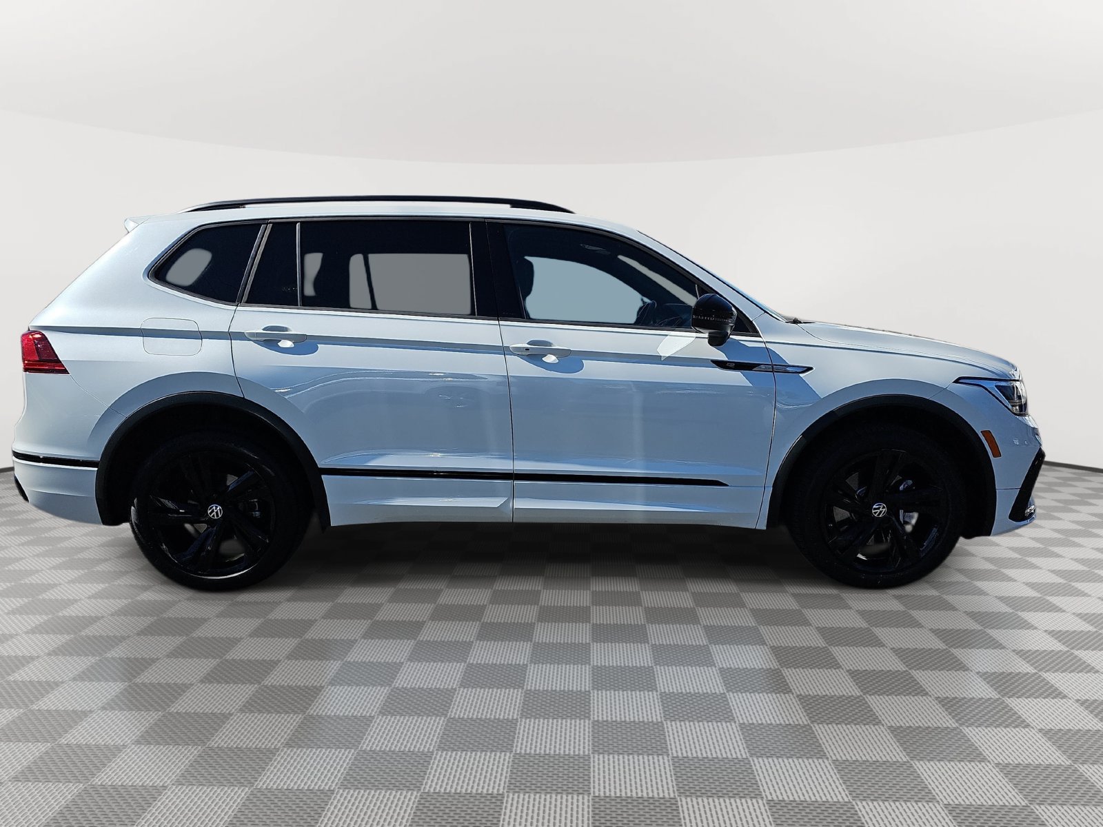 Certified 2023 Volkswagen Tiguan SE R-Line AWD/4WD image 4