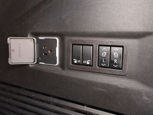 Used 2023 Chevrolet Tahoe Premier AWD/4WD image 31