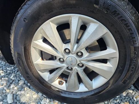 Used 2016 Kia Sedona L image 9