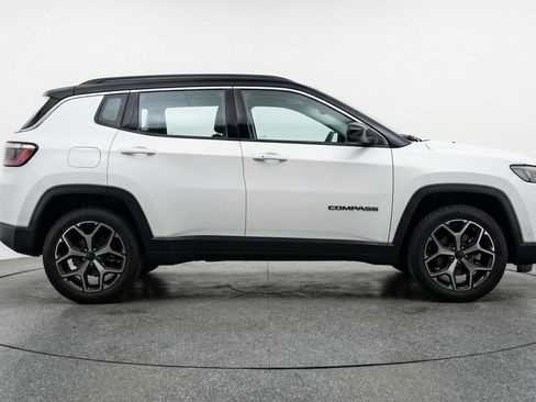 Used 2025 Jeep Compass Limited image 11