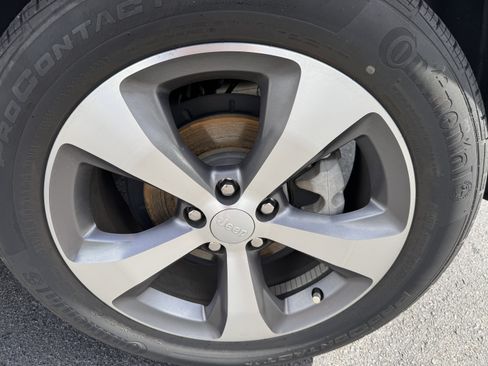 Used 2020 Jeep Cherokee Limited image 32