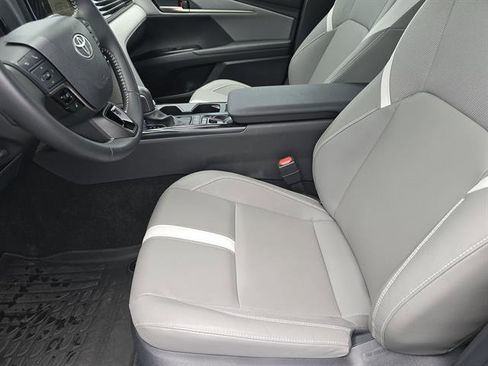 Certified 2025 Toyota Camry SE image 9