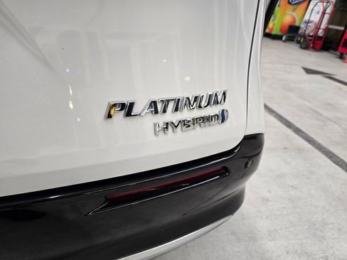 Used 2024 Toyota Sienna Platinum FWD image 6
