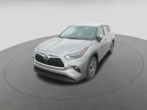 New 2026 Toyota Highlander XLE image 16