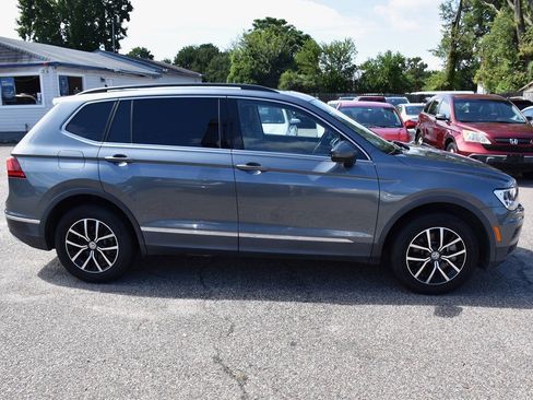 Used 2021 Volkswagen Tiguan SE w/ Panoramic Sunroof Package FWD image 4