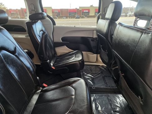 Used 2021 Chrysler Voyager Lxi image 24
