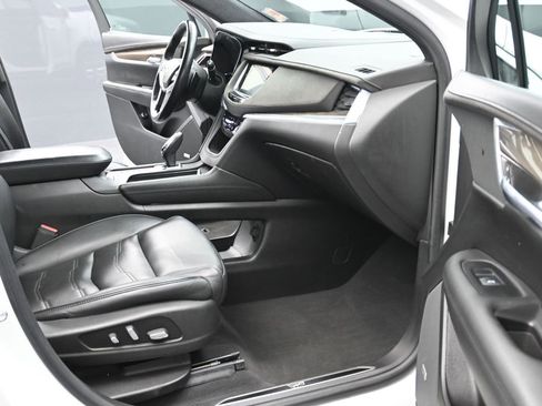 Used 2017 Cadillac XT5 Platinum w/ Driver Assist Package AWD/4WD image 16