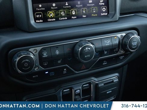 Used 2022 Jeep Wrangler Unlimited Sahara w/ Cold Weather Group AWD/4WD image 10