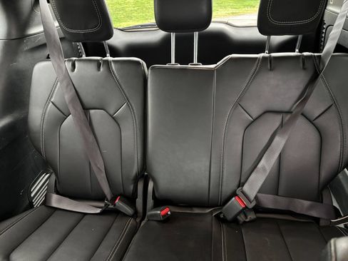 Used 2025 Chrysler Pacifica Select FWD image 29