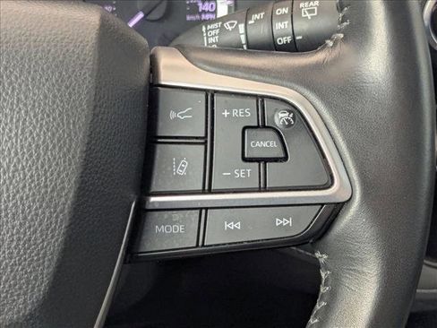 Used 2024 Toyota Highlander LE FWD image 5