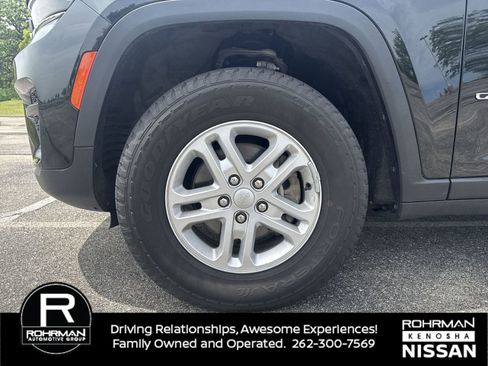 Used 2023 Jeep Grand Cherokee Laredo AWD/4WD image 9