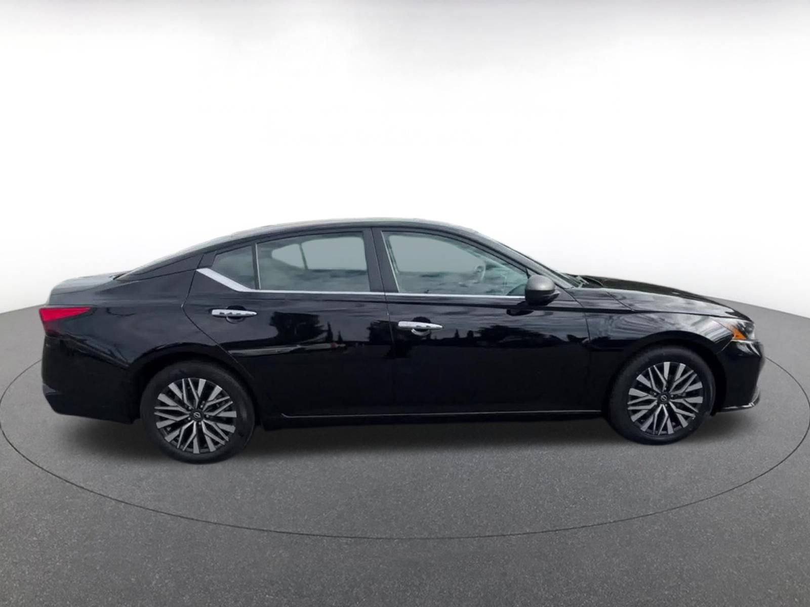 Used 2025 Nissan Altima 2.5 SV FWD image 15
