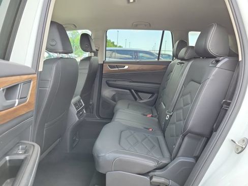 Used 2025 Volkswagen Atlas SE AWD/4WD image 17