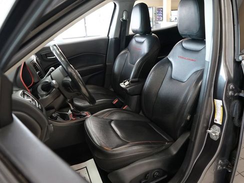 Used 2018 Jeep Compass Trailhawk w/ Leather Interior Group AWD/4WD image 2