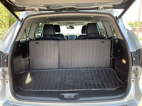 Used 2019 Toyota Highlander XLE AWD/4WD image 19