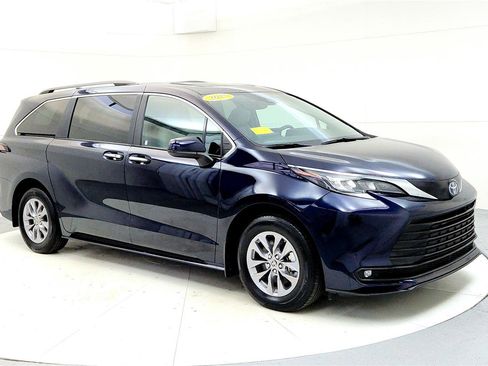 Used 2025 Toyota Sienna XLE image 7