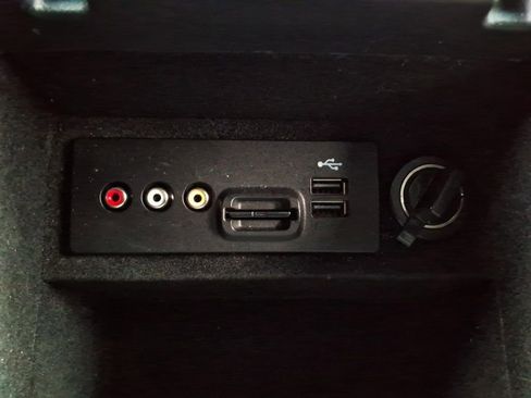 Used 2013 Lincoln MKS image 32