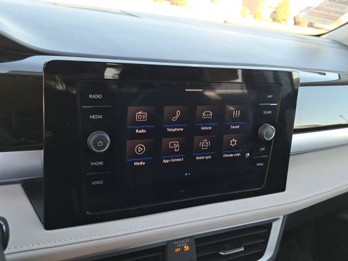 Certified 2025 Volkswagen Taos SE image 21