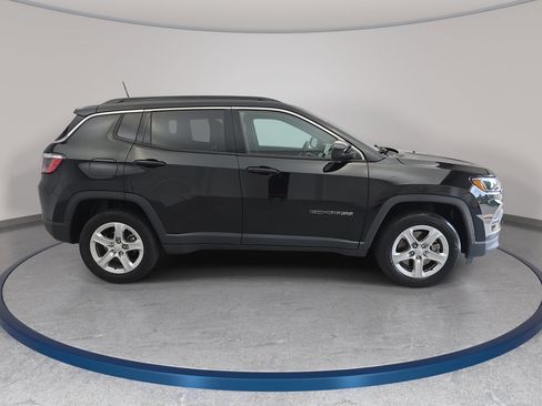 Used 2023 Jeep Compass Latitude w/ Sun and Sound Group AWD/4WD image 4
