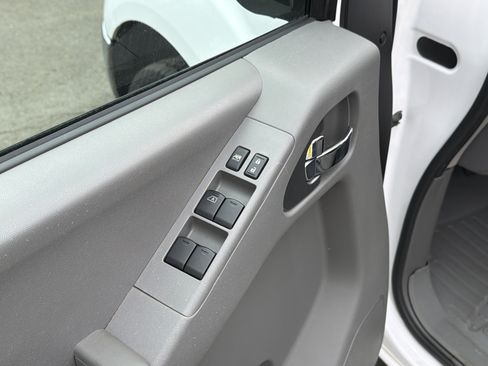 Used 2010 Nissan Frontier SE AWD/4WD image 12