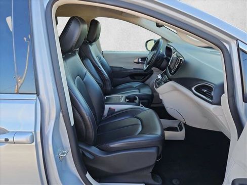 Used 2023 Chrysler Pacifica Touring-L FWD image 27