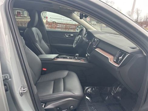Used 2025 Volvo V60 B5 Cross Country Plus image 15