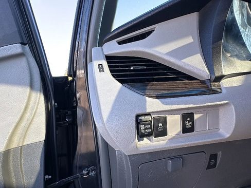 Used 2015 Toyota Sienna XLE image 27