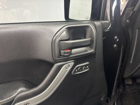 Used 2014 Jeep Wrangler Unlimited Rubicon AWD/4WD image 10