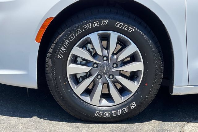 Used 2024 Chrysler Pacifica Limited FWD image 32