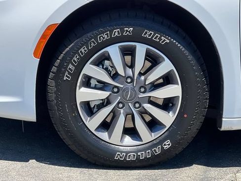 Used 2024 Chrysler Pacifica Limited FWD image 32