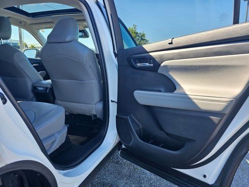 Used 2022 Toyota Highlander XLE AWD/4WD image 15