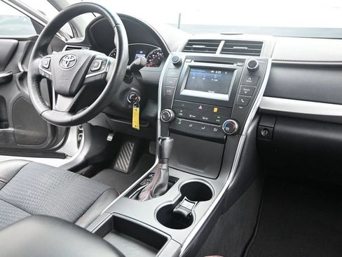 Used 2015 Toyota Camry SE FWD image 29