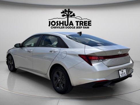 Used 2022 Hyundai Elantra SEL w/ Preferred Accessory Package FWD image 4