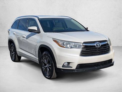 Used 2016 Toyota Highlander XLE image 3