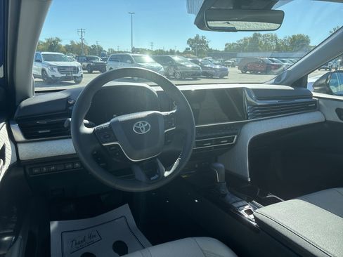 Used 2025 Toyota Camry SE image 9
