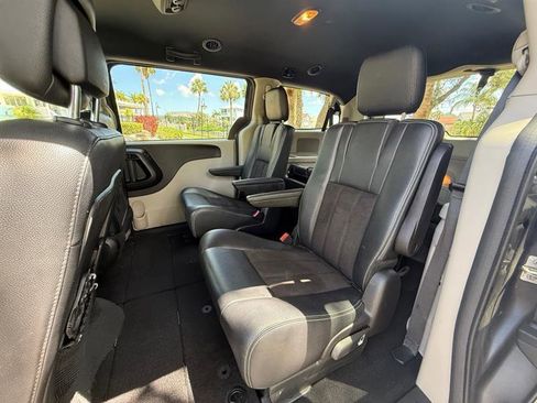 Used 2019 Dodge Grand Caravan SXT FWD image 12