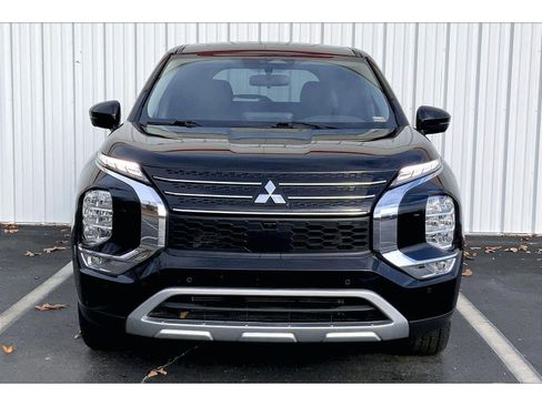 Used 2024 Mitsubishi Outlander SE image 3