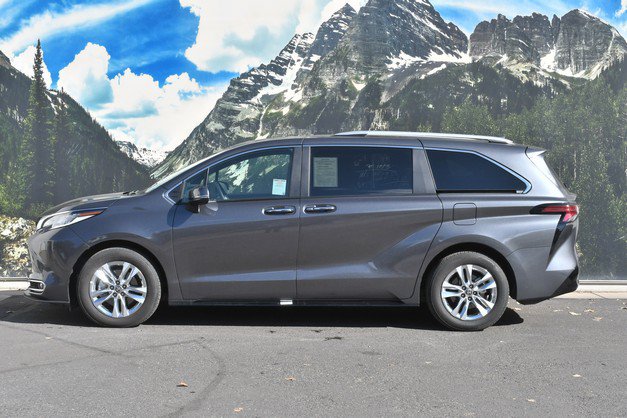 Used 2025 Toyota Sienna Limited AWD/4WD image 7