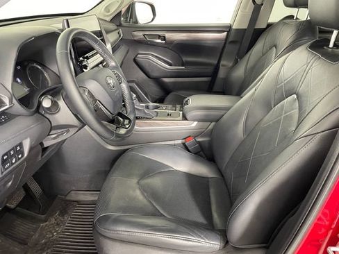 Used 2020 Toyota Highlander Platinum AWD/4WD image 2