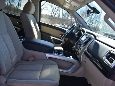 Used 2018 Nissan Titan SV w/ SV Convenience Package image 16