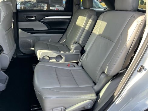 Used 2018 Toyota Highlander XLE w/ Carpet Mat Package (TMS) image 10