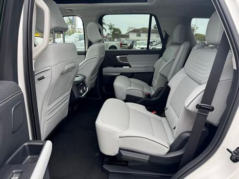 Used 2025 Ford Expedition Platinum w/ Platinum Ultimate Package AWD/4WD image 17