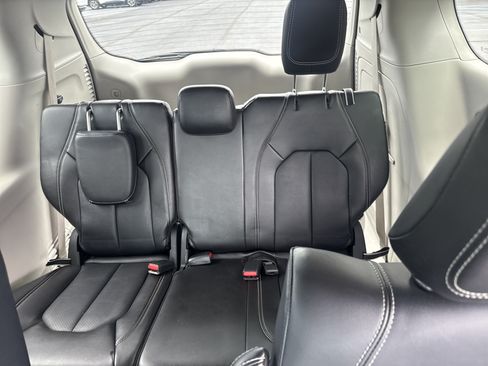 Used 2024 Chrysler Pacifica Limited FWD image 14