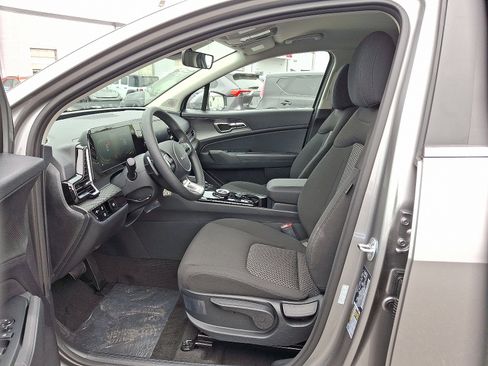 New 2025 Kia Sportage LX image 9
