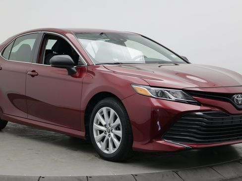 Used 2020 Toyota Camry LE FWD image 3