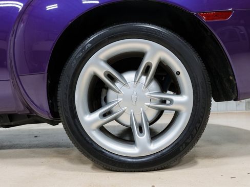 Used 2004 Chevrolet SSR w/ Preferred Equipment Group RWD image 13