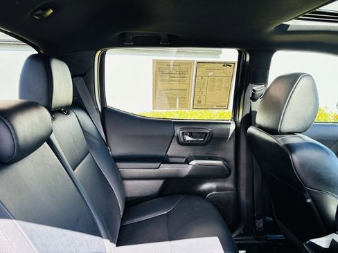 Used 2022 Toyota Tacoma TRD Sport image 13